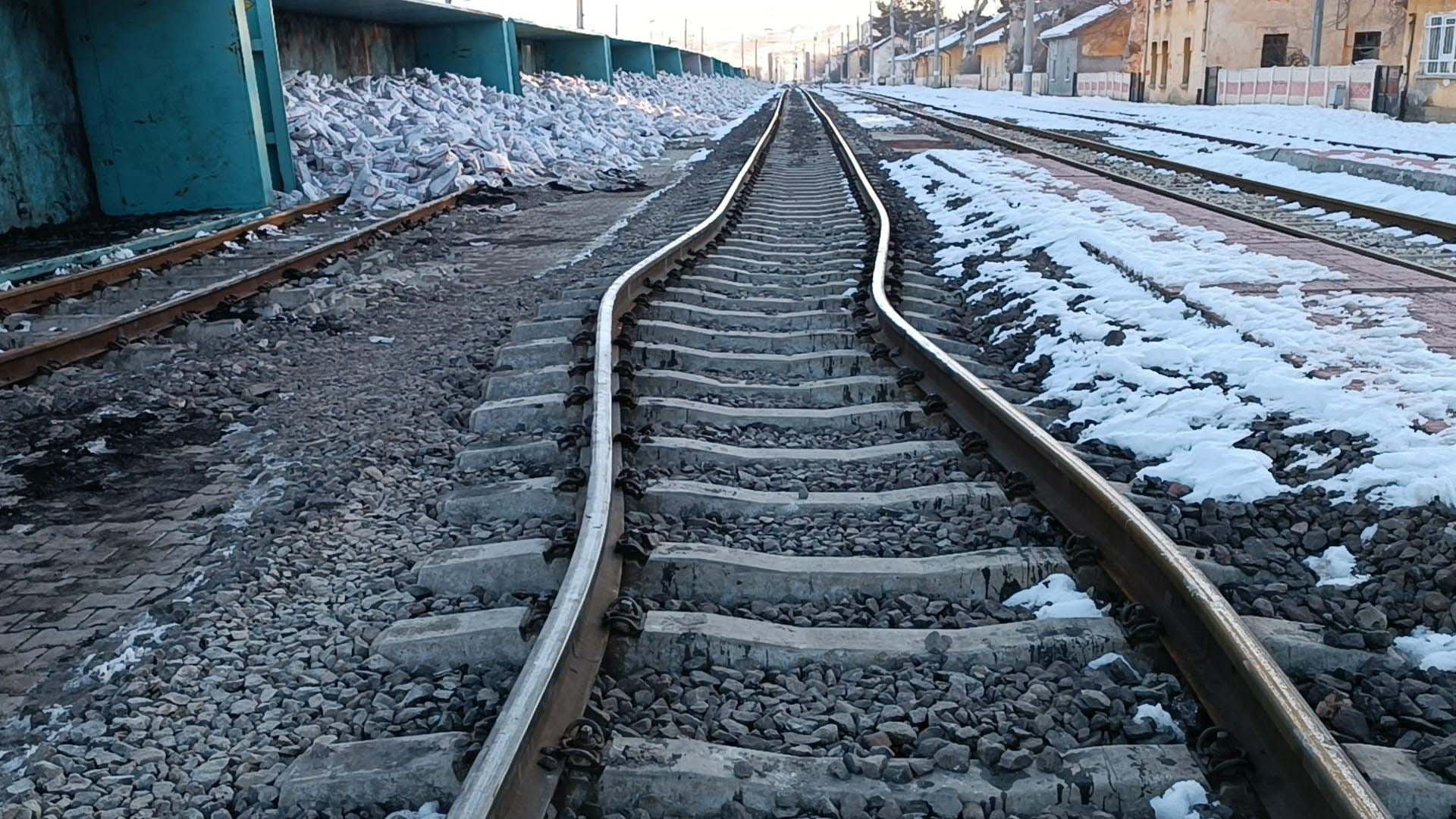 Görenler inanamadı! Deprem, rayları lastik gibi büktü!