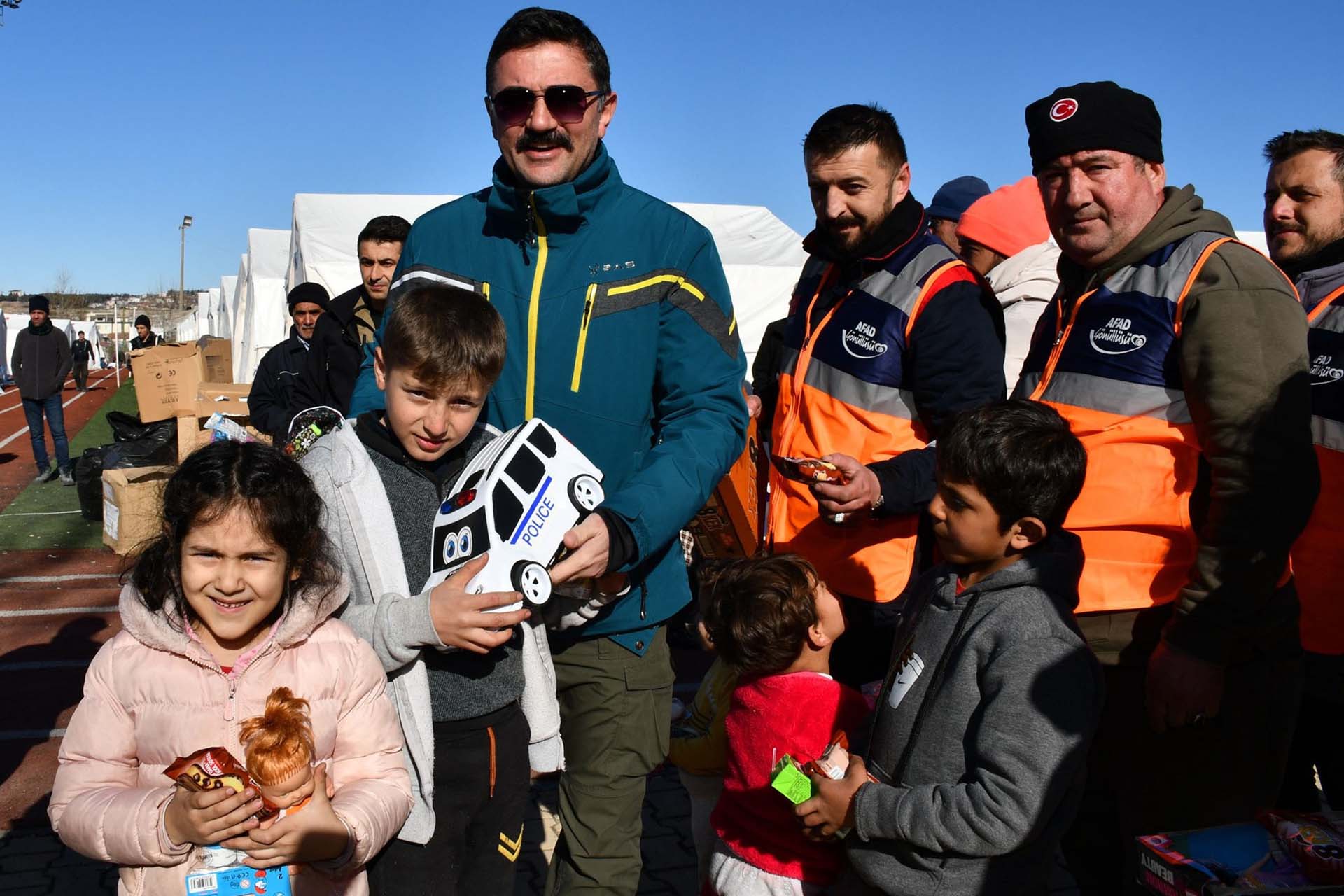 Deprem bölgesinde yürekleri ısıtan görüntü! Vali Tekbıyıkoğlu, çocuklarla tek tek ilgilendi, mutluluk dağıttı