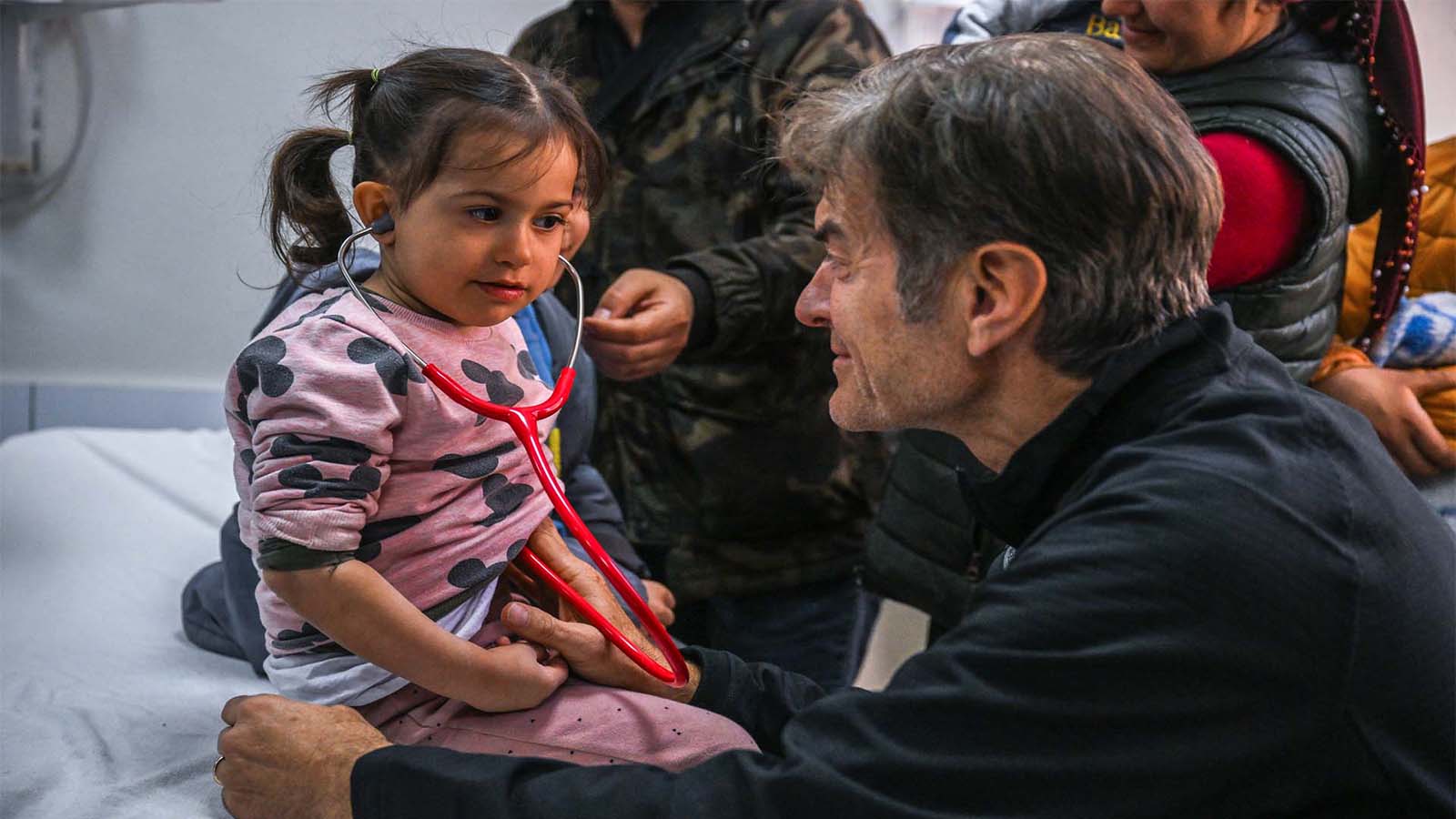 Doktor Mehmet Öz Türkiye'de! Amerika'dan Hatay'a depremzede hastaları görmeye geldi!