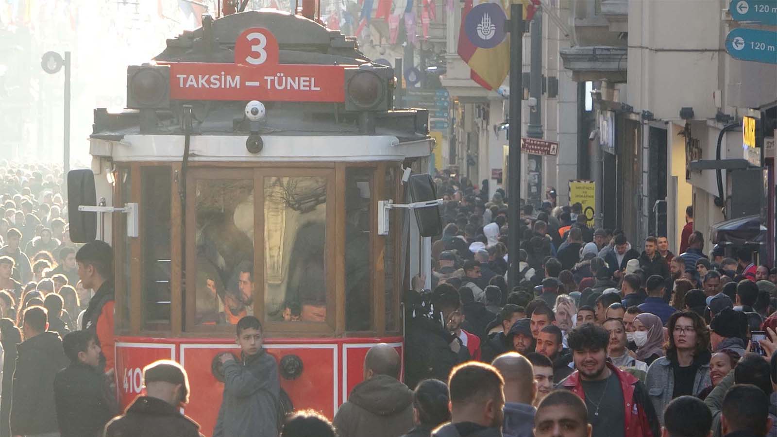 İstanbullu vatandaşlar yazdan kalma havayı fırsat bildiler! İstiklal Caddesine akın ettiler!