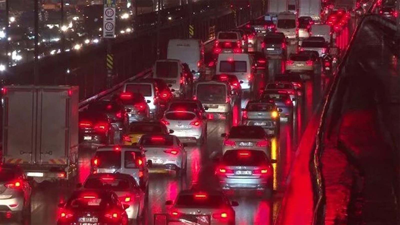 Okullar açılınca İstanbul'da trafik kitlendi! Yoğunluk yüzde 75'i geçti!