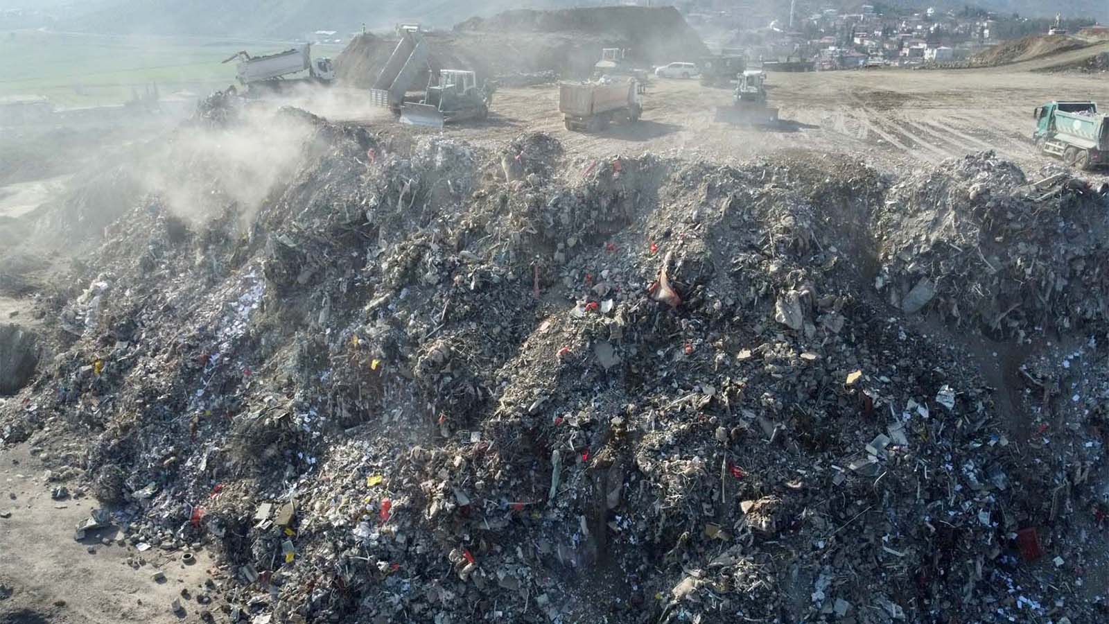 Enkaz kaldırma çalışmaları sonrası moloz yığınları dağ gibi yükseldi!