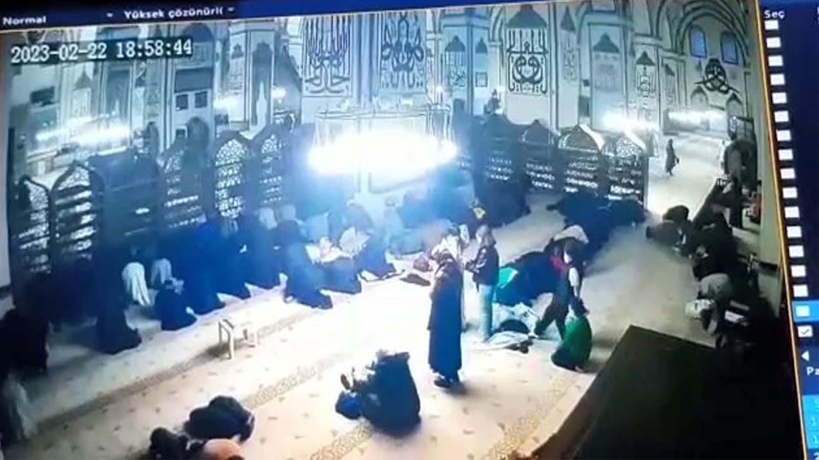 Namaz kılıyormuş gibi yaptılar kaşla göz arasında çaldılar! Bursa Tarihi Ulu Cami'de hırsızlık!