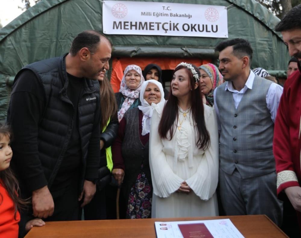 Çadır kentte umut dolu anlar! İlk nikah kıyıldı