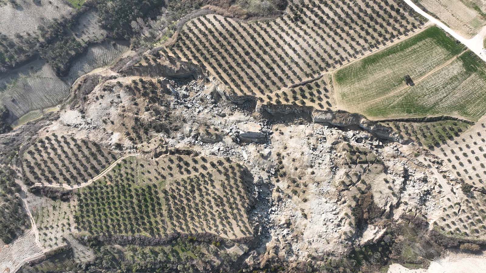 Hatay'da deprem sonrası yarılan zeytinlik uzaydan işte böyle görüntülendi!