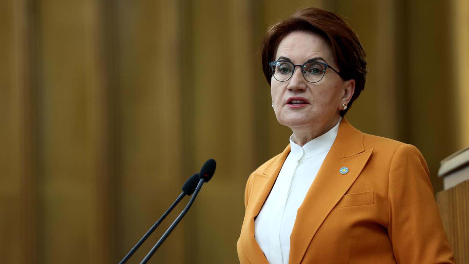 Akşener'in görüntüsü sosyal medyada gündem oldu! "Zorla mı oturdu masaya?"