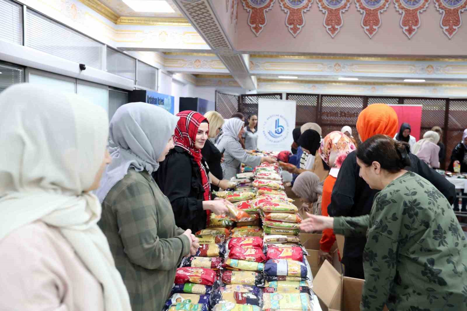 Kendi mutfak harçlıklarından biriktirip, depremzedeler için gıda kolisi hazırladılar