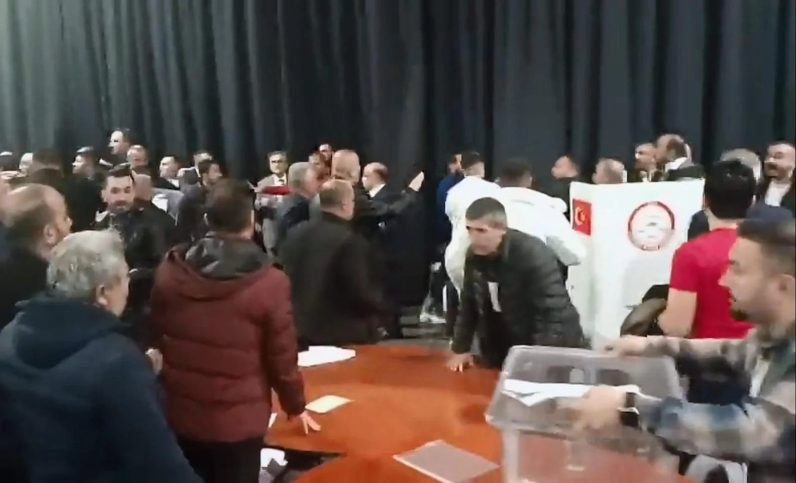 İYİ Parti'nin Ankara 2. bölgenin temayül yoklamasında kavga çıktı