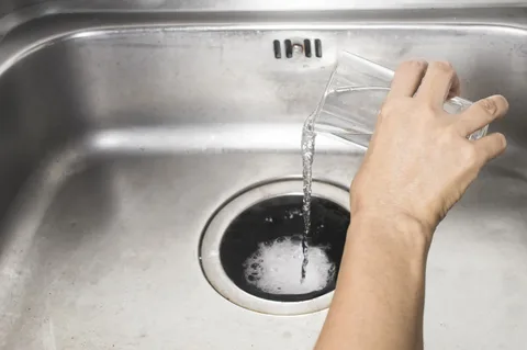 Lavabo açıcı bomba gibi patladı! Genç kızın vücudunda yanıklar oluştu