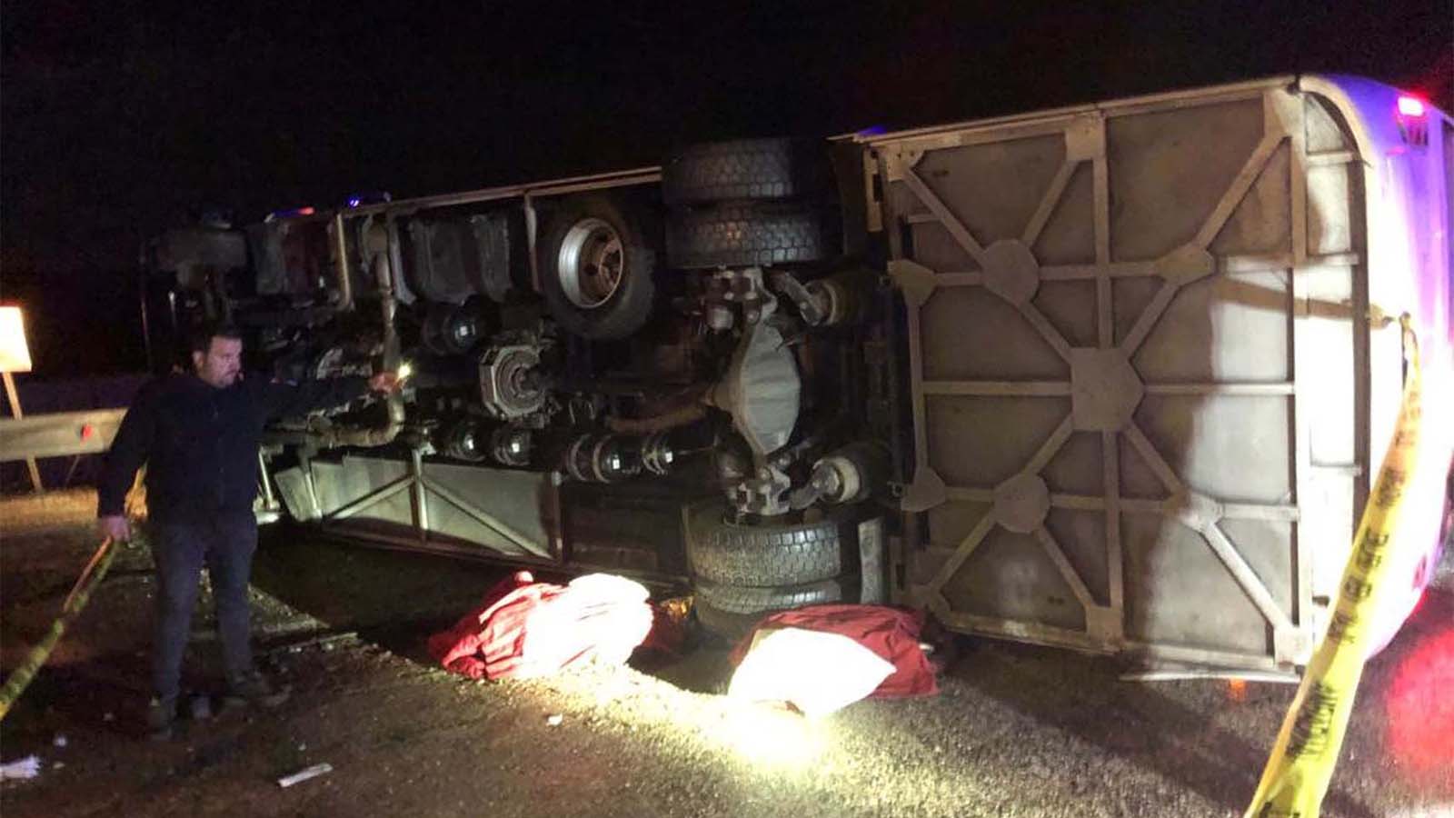 Deprem bölgesinden dönen belediye aracı devrildi! Ölü ve yaralılar var!