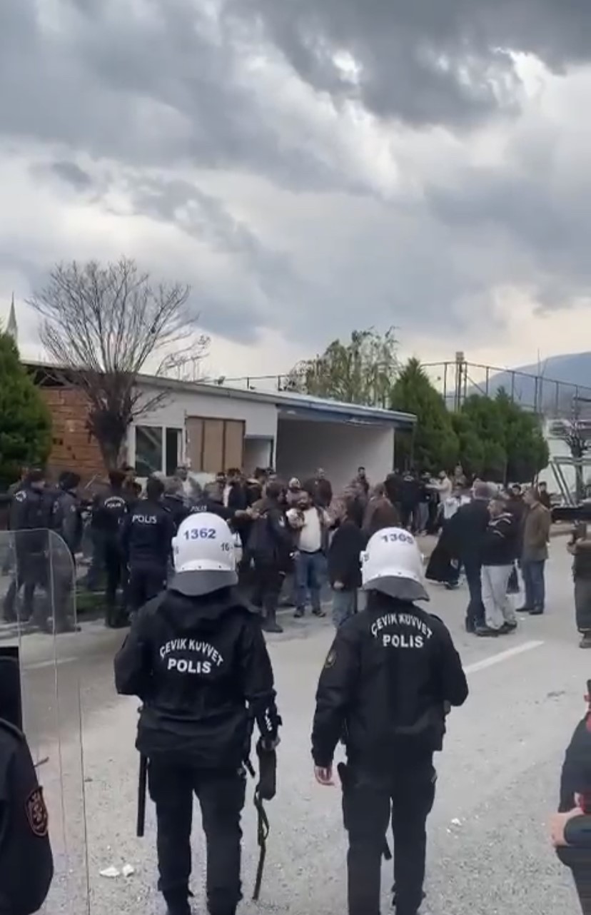 Olaylı yıkım! Kaçak bina yıkımına direnen şahısların saldırması sonucu, polis havaya ateş açtı