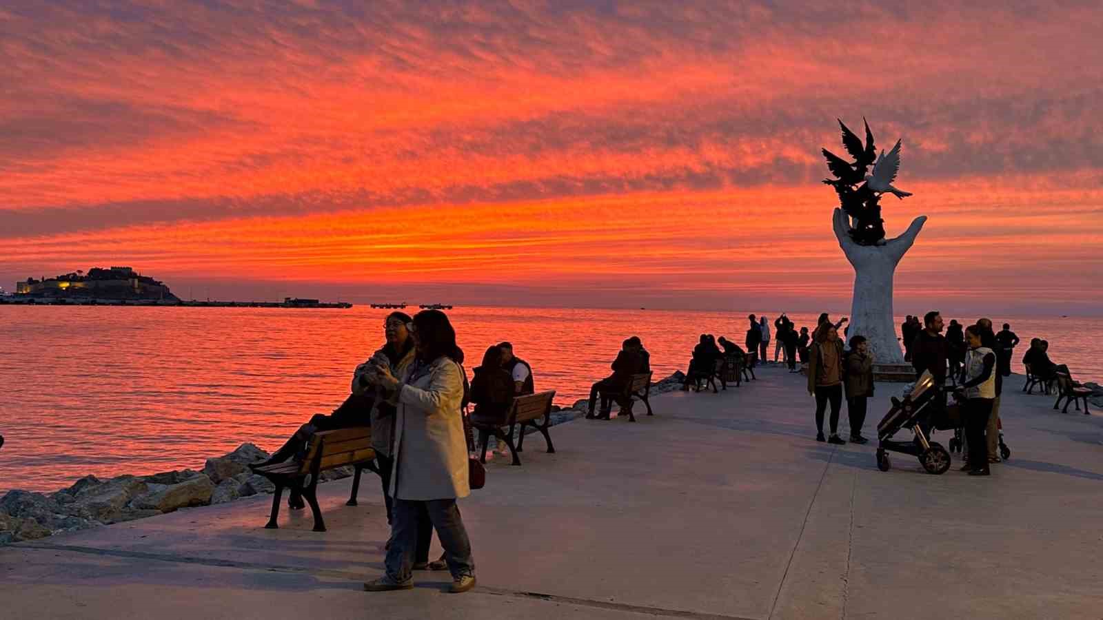 Kuşadası’nda gün batımı sırasında ortaya çıkan görüntüler, izleyenleri hayran bıraktı