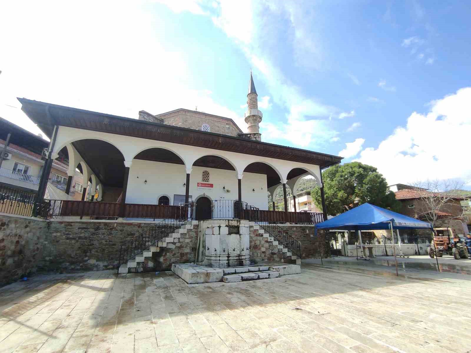 İçerisinde Kabe'nin panoramik görüntüsü bulunan tarihi camii, mimarisiyle dikkat çekiyor