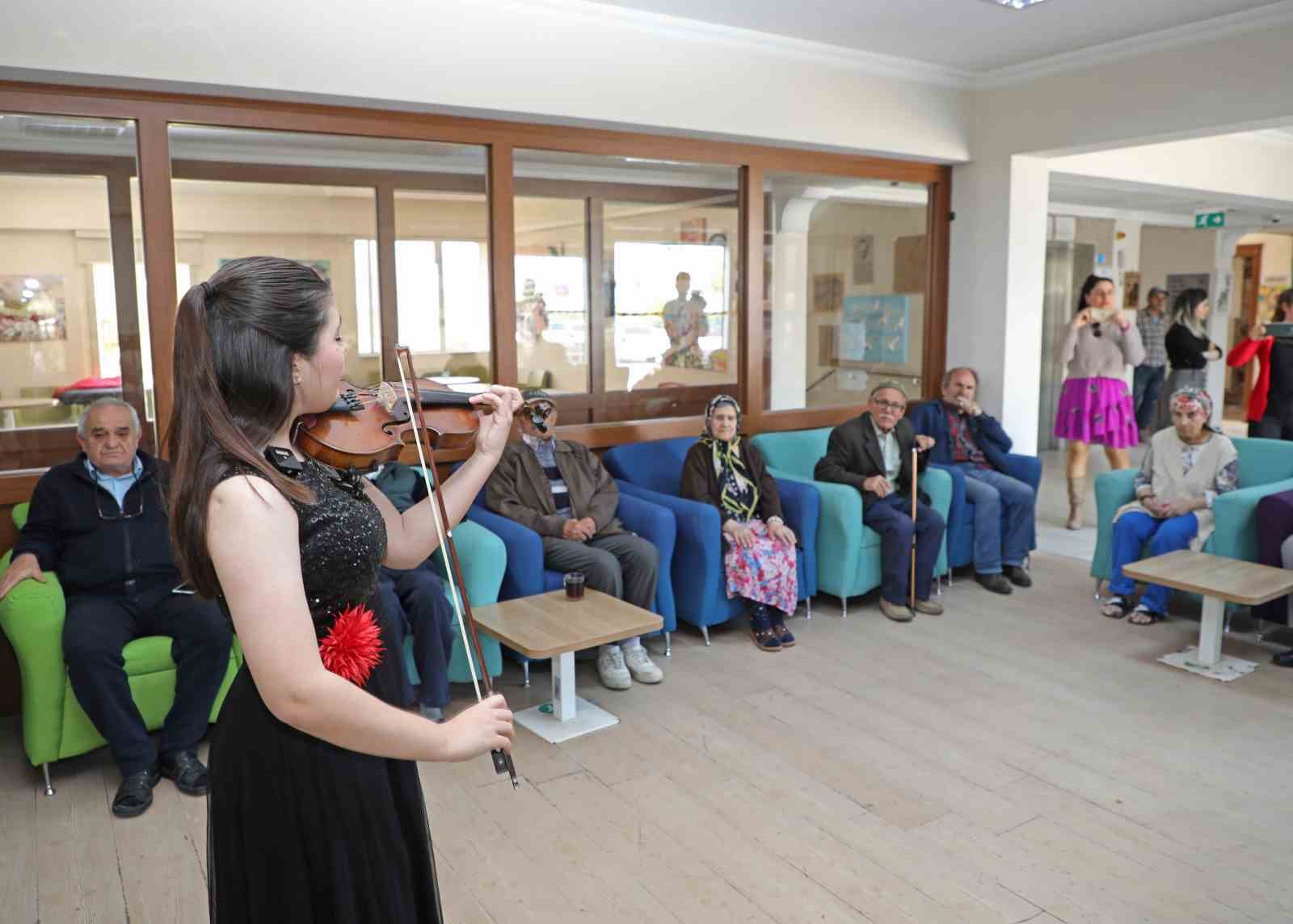 Huzur evinde keyifli görüntüler, genç müzisyenlerden yaşlılara müzik şöleni