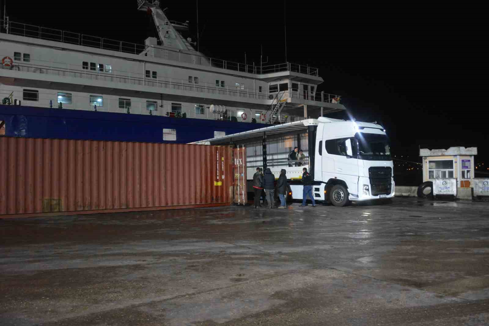 Rusya’dan deprem bölgesine tonlarca yardım! 184 tonluk gıda yardımı getiren gemi limana demir attı