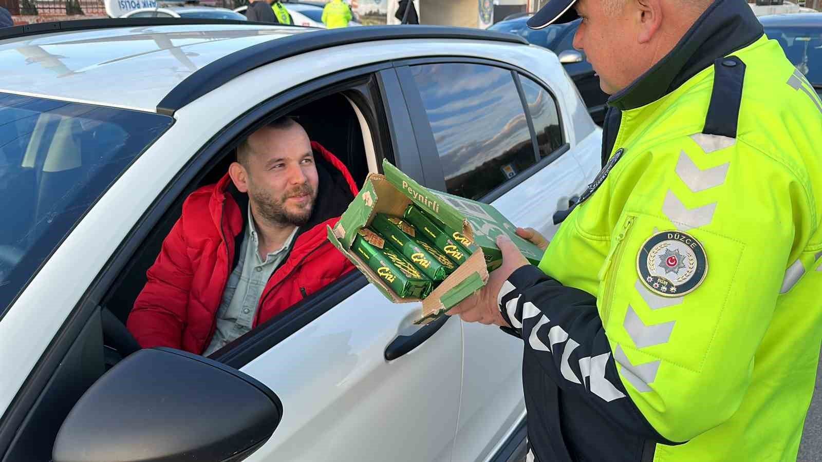 Trafik polislerinden şık davranış! Bu kez ceza için değil ikram için durdurdular