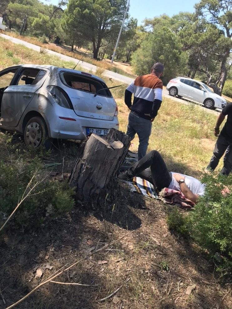 Otomobiliyle yoldan çıkıp ormanlık alandaki kum yığınına daldı! sürücü yaralı şekilde sağlık ekiplerini bekledi