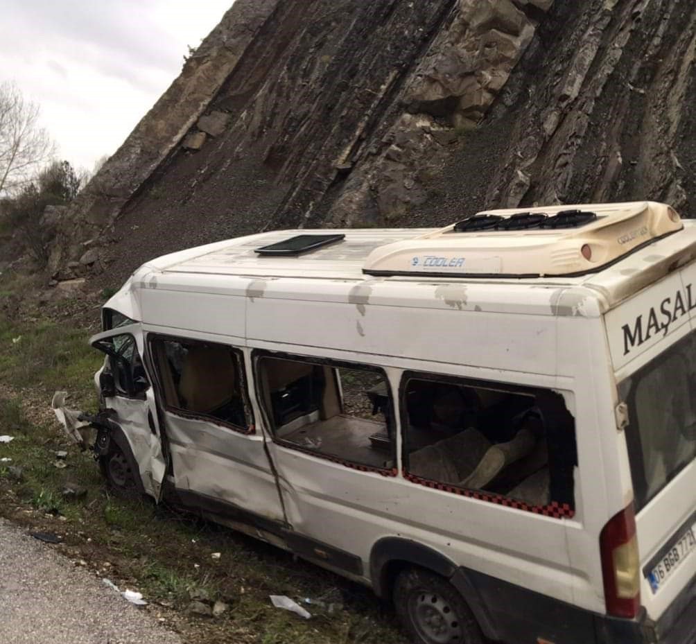 Ankara’da feci kaza! Personel servisi otomobille çarpıştı: 3 ölü, 20 yaralı