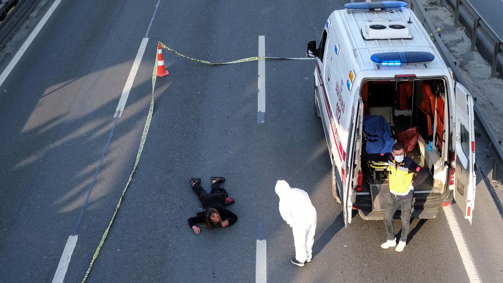 E5 yoluna yattı! Ambulansa bindirilirken kalkıp kaçtı! İstanbul'da bir garip olay!