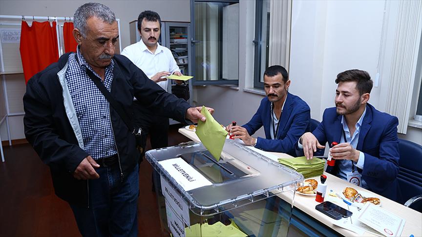 14 Mayıs seçimleri için Azerbaycan'daki Türk vatandaşları sandık başında