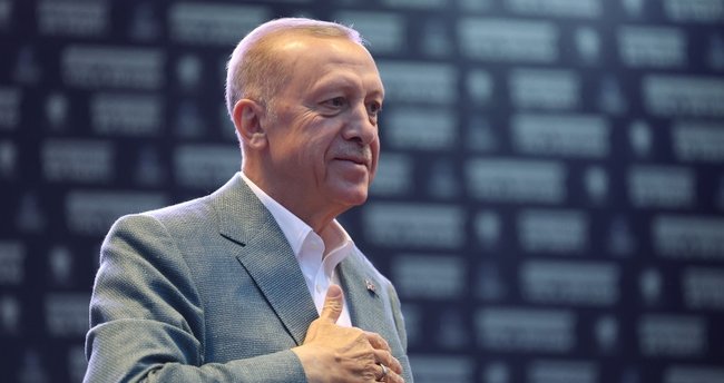 Cumhurbaşkanı Erdoğan coşkulu bir kalabalığa seslendiği Adana'dan Deprem zede öğrencilere müjdeler geldi