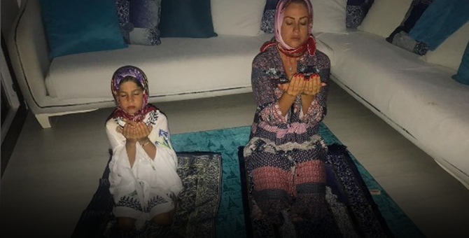 Yeliz Yeşilmen'in namaz fotoğrafına tepki büyüyor