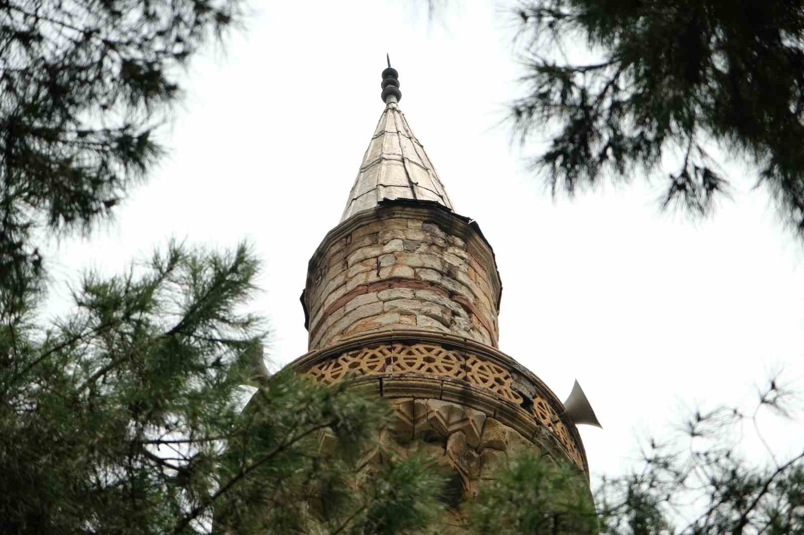 5 asırlık caminin minaresi, mahalleliyi korkutuyor!