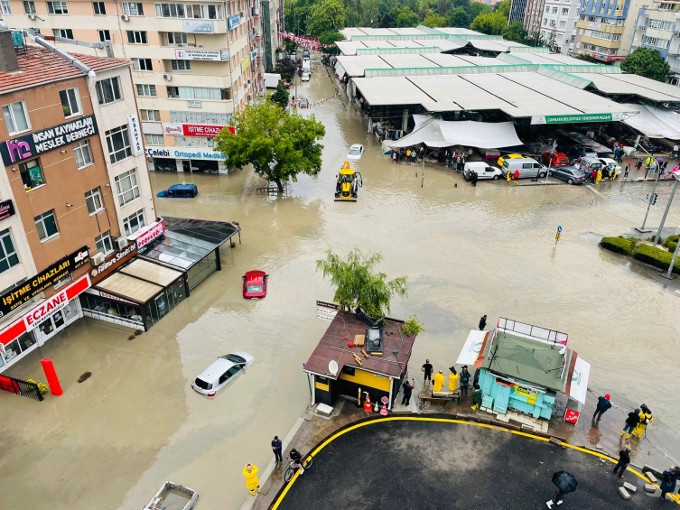 Ankara'yı etkisi altına alan sağanak yağış sokakları göle çevirdi, halk zor durumda kaldı