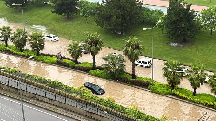 Samsun kuvvetli sağanak yağışı sonusu sel meydana geldi, vatandaşlar zor anlar yaşadı