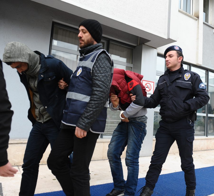 Okulda hırsızlık yapan 4 şüpheli, polis ekiplerinden kaçamadı