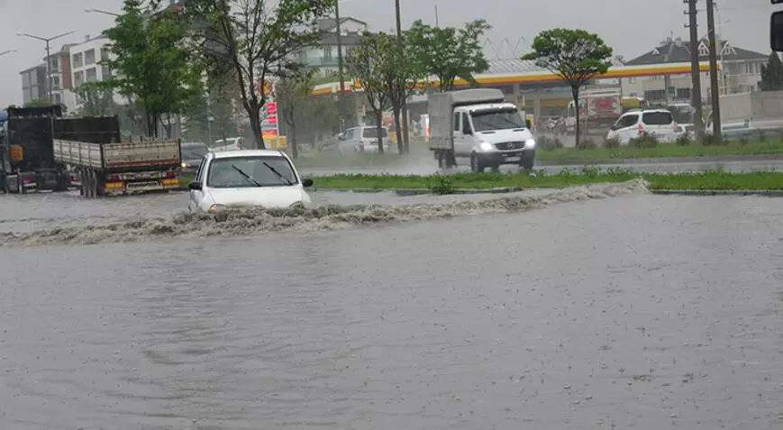 Bolu'da aşırı sağanak yağış dereleri taşırdı!