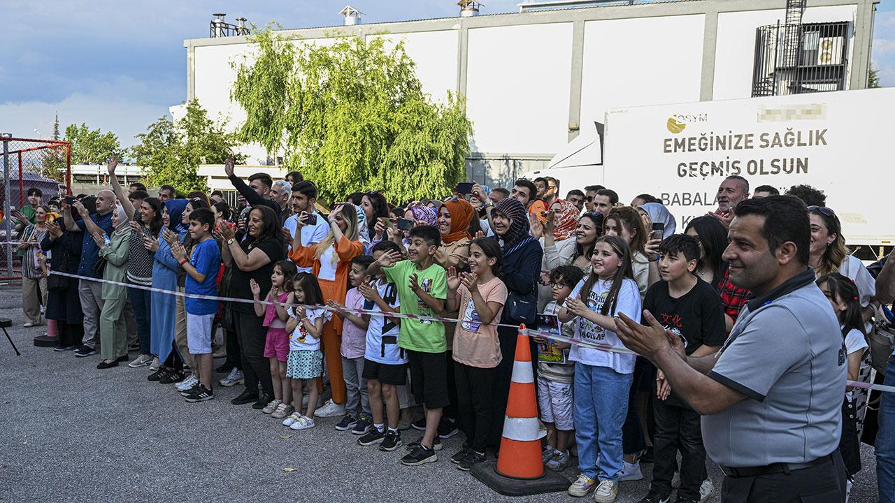 YKS maratonunun sonunda: ÖSYM görevlileri, 45 günlük ayrılığın ardından sevdikleriyle buluştu!