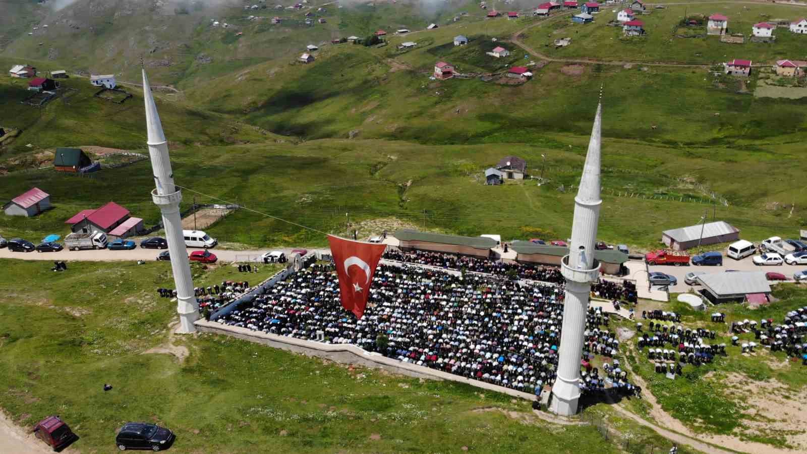 Görenler şaşıp kalıyor! Çatısı olmayan açık hava camisinde 562 yıldır insanlar çimen üzerinde namaz kılıyor