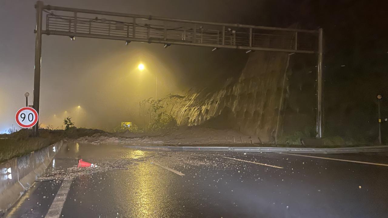 Ankara valiliğinden açıklama! Aşırı yağış sonucu meydana gelen heyelan nedeniyle İstanbul Ankara TEM oto yolu trafiğe kapatıldı