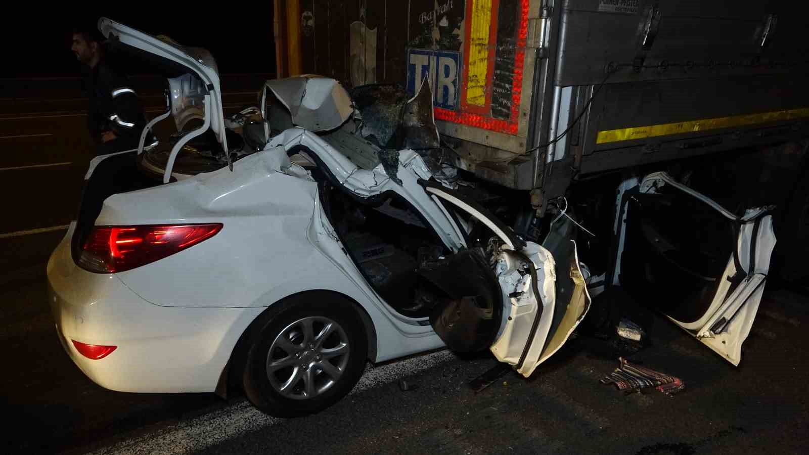 Ok gibi saplandı! Kocaeli'de tıra arkadan çarpan otomobil sürücüsü hayatını kaybetti