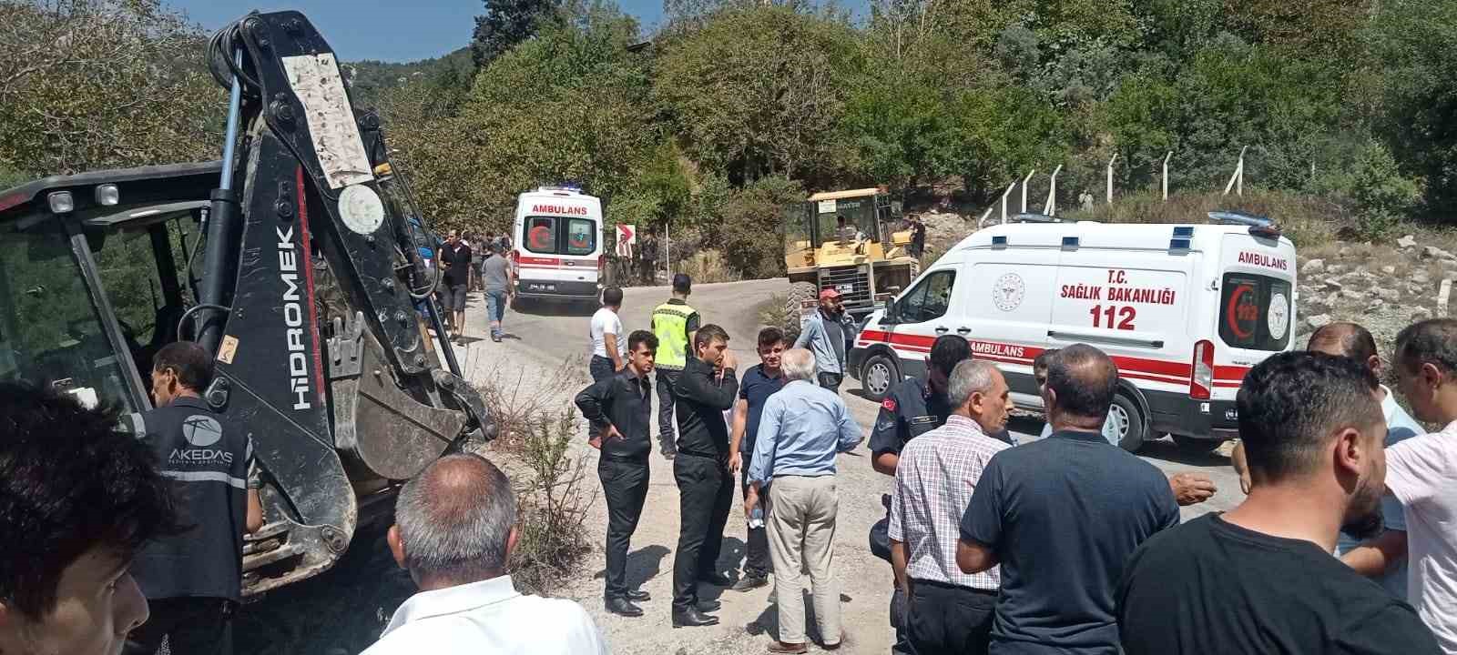 Mezarlıkta can pazarı! Freni patlayan kamyon defin için bekleyen kalabalığın arasına daldı! 5 ölü, 25 yaralı var