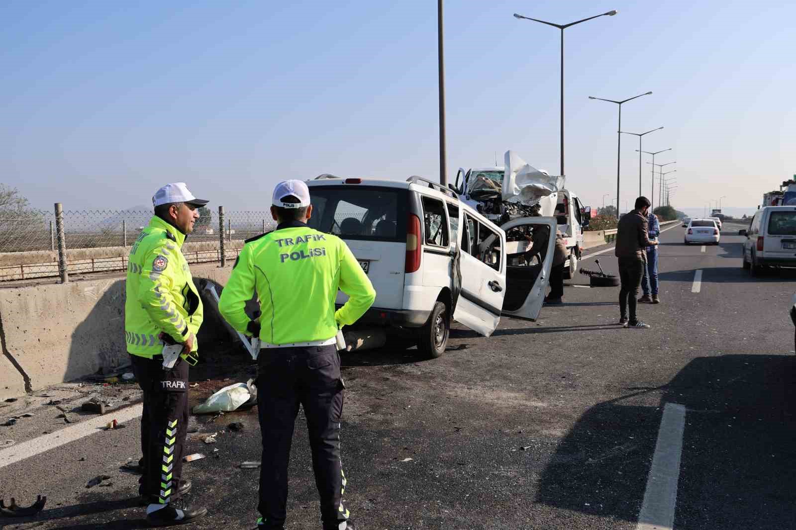 Polislerin "dur" ihtarına rağmen yaşandı! Otoyolda 8 kilometre ters gitti, otomobile çarptı!