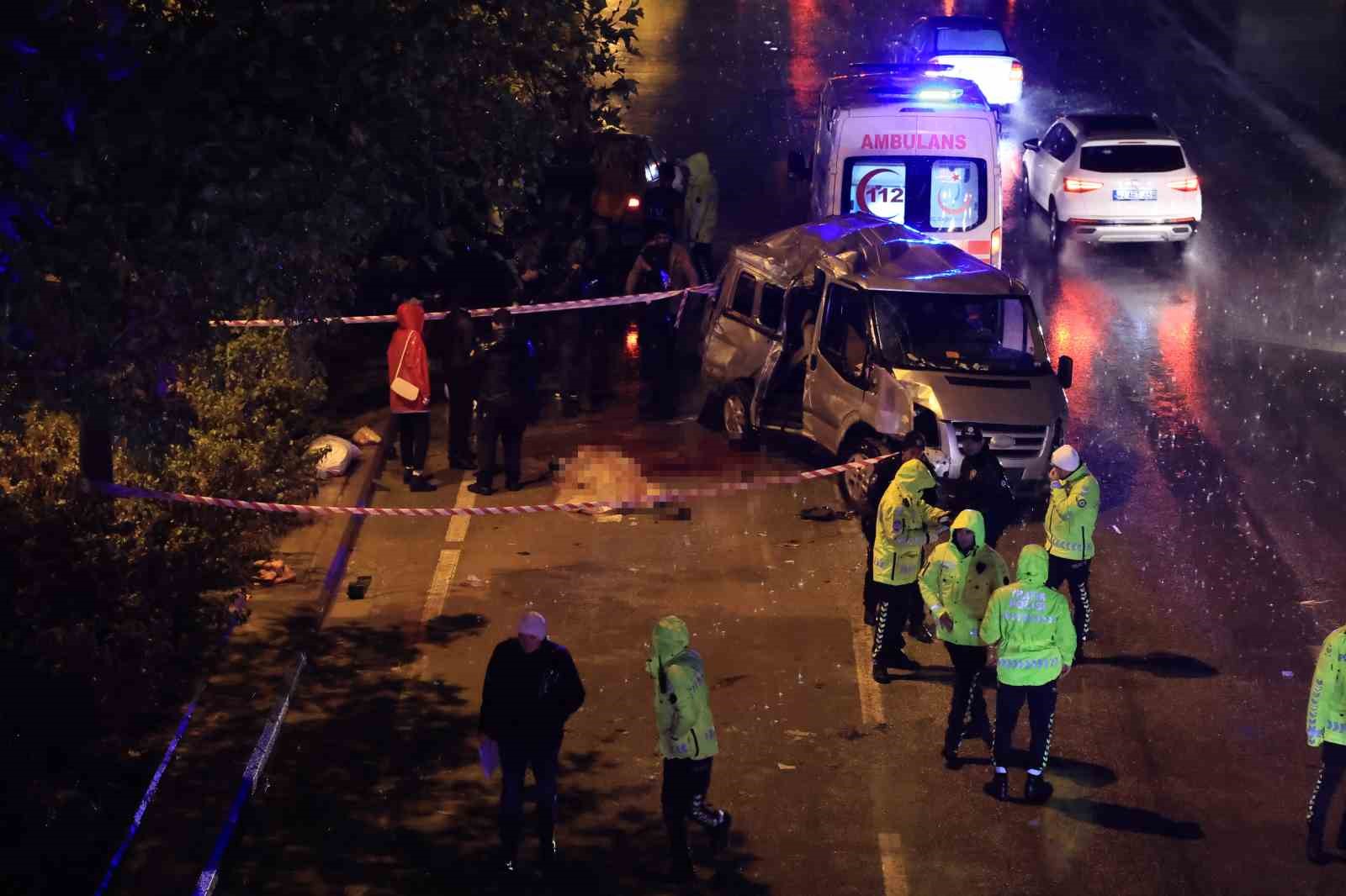 Konya'da 16 yaşındaki sürücünün kullandığı minibüs yağmur nedeniyle kayganlaşan yolda ağaca çarptı: 3 ölü, 4 yaralı