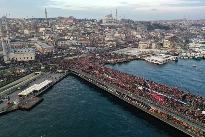 Türkiye ayakta! Şehitlere rahmet Filistin'e destek İsrail'e lanet için binlerce kişi Galata köprüsünde yürüyüş gerçekleştirdi