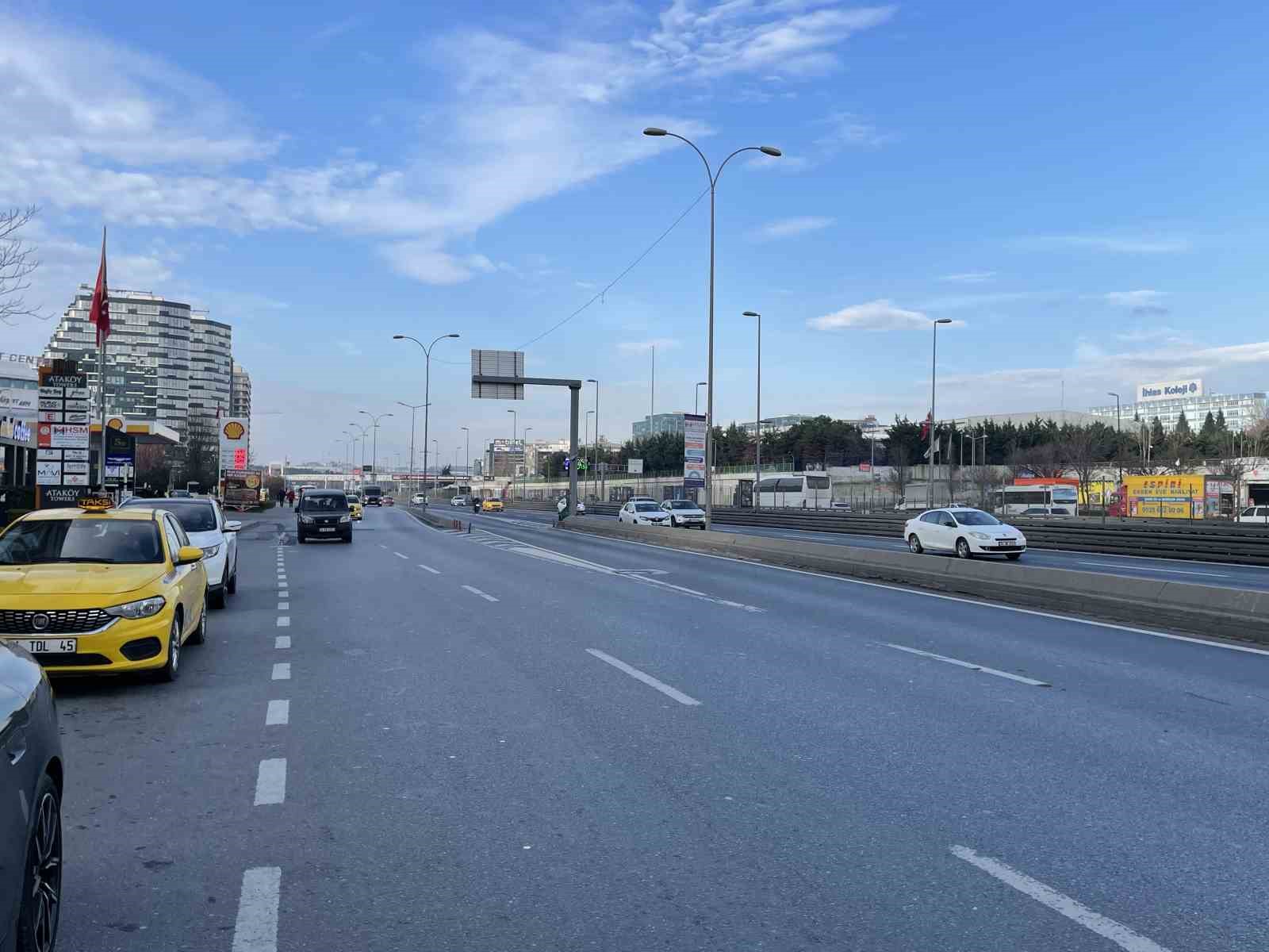 İstanbullu yeni yılın ilk gününde eve kapandı! Trafik yüzde bire düştü, yollar bomboş kaldı!