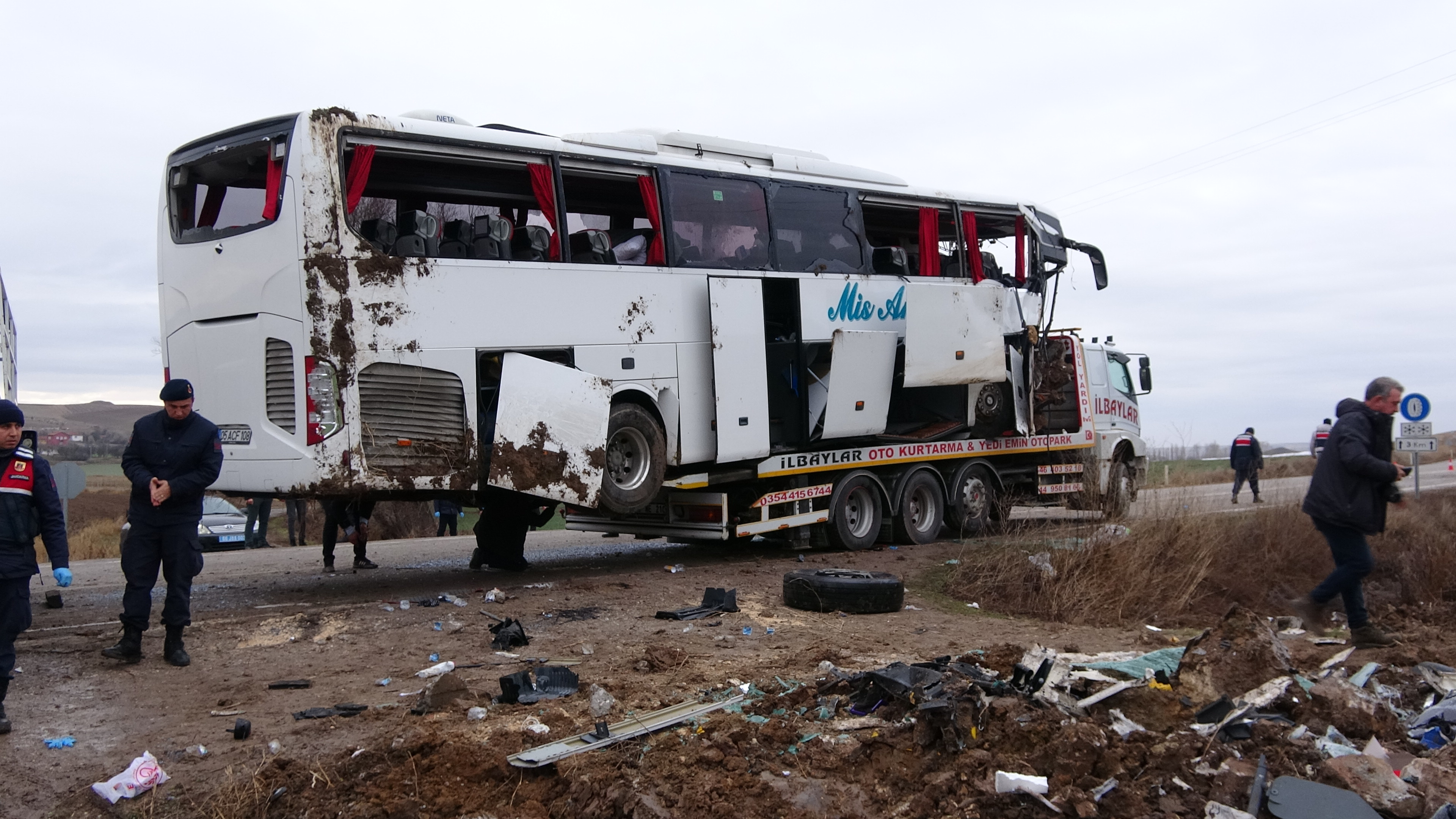 Dikkatsizlik ve tedbirsizlik kaza getirdi! Yozgat'ta yolcu otobüsü kaza yaparak yan yattı! ölü ve çok sayıda yaralı var!