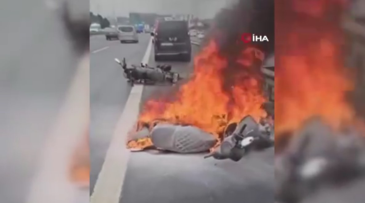 Seyir halindeki motosiklet bir anda alev topuna döndü! İşte o görüntüler...