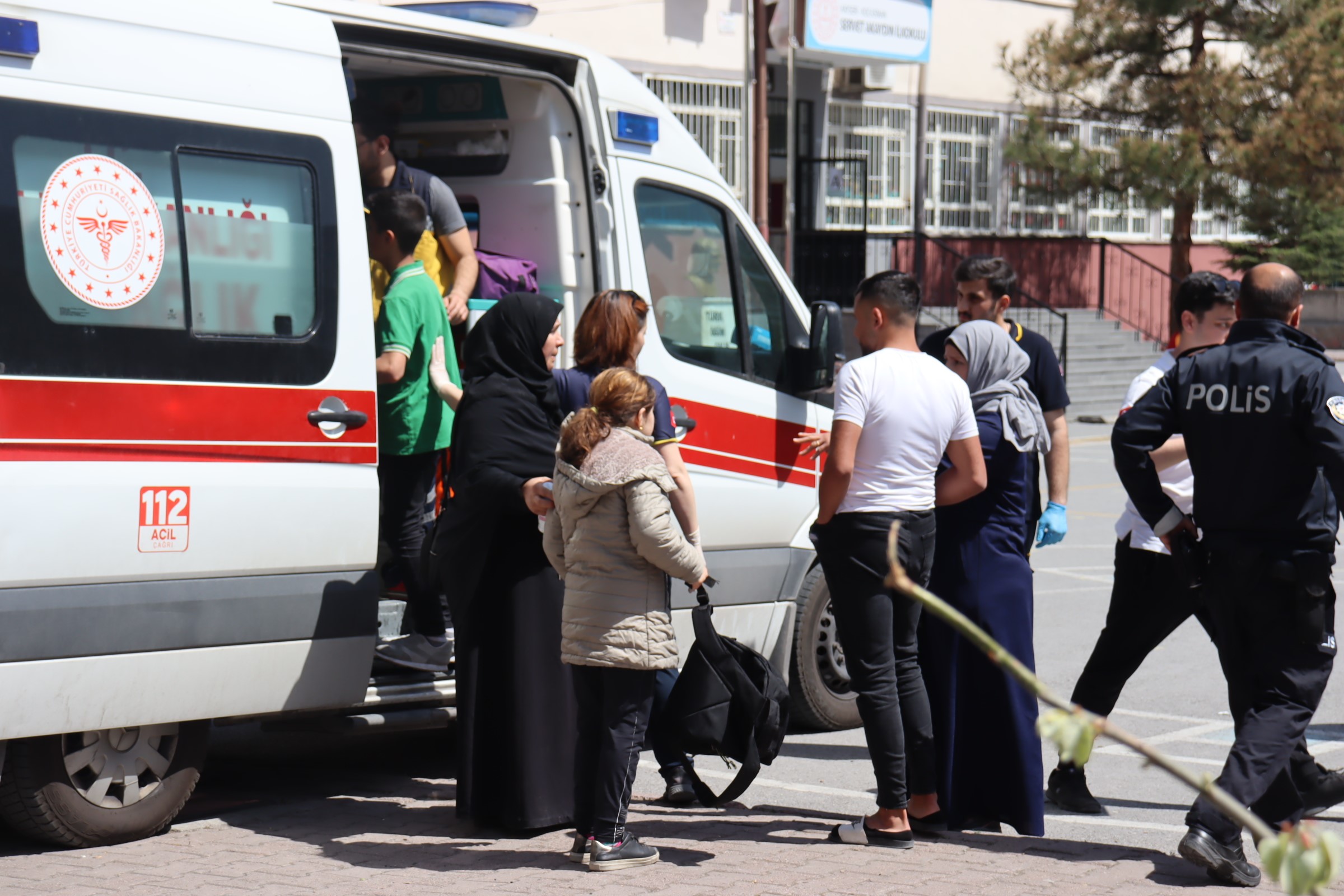 Kayseri’de ilginç olay! Zehirlenen öğrencilerle ilgilenmek yerine, gazetecilere saldırdılar