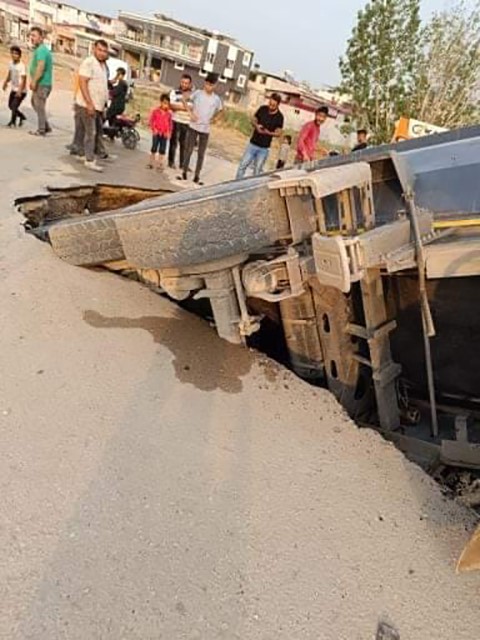 Adana'da ilginç kaza! Yol yarıldı, kamyonu yuttu!