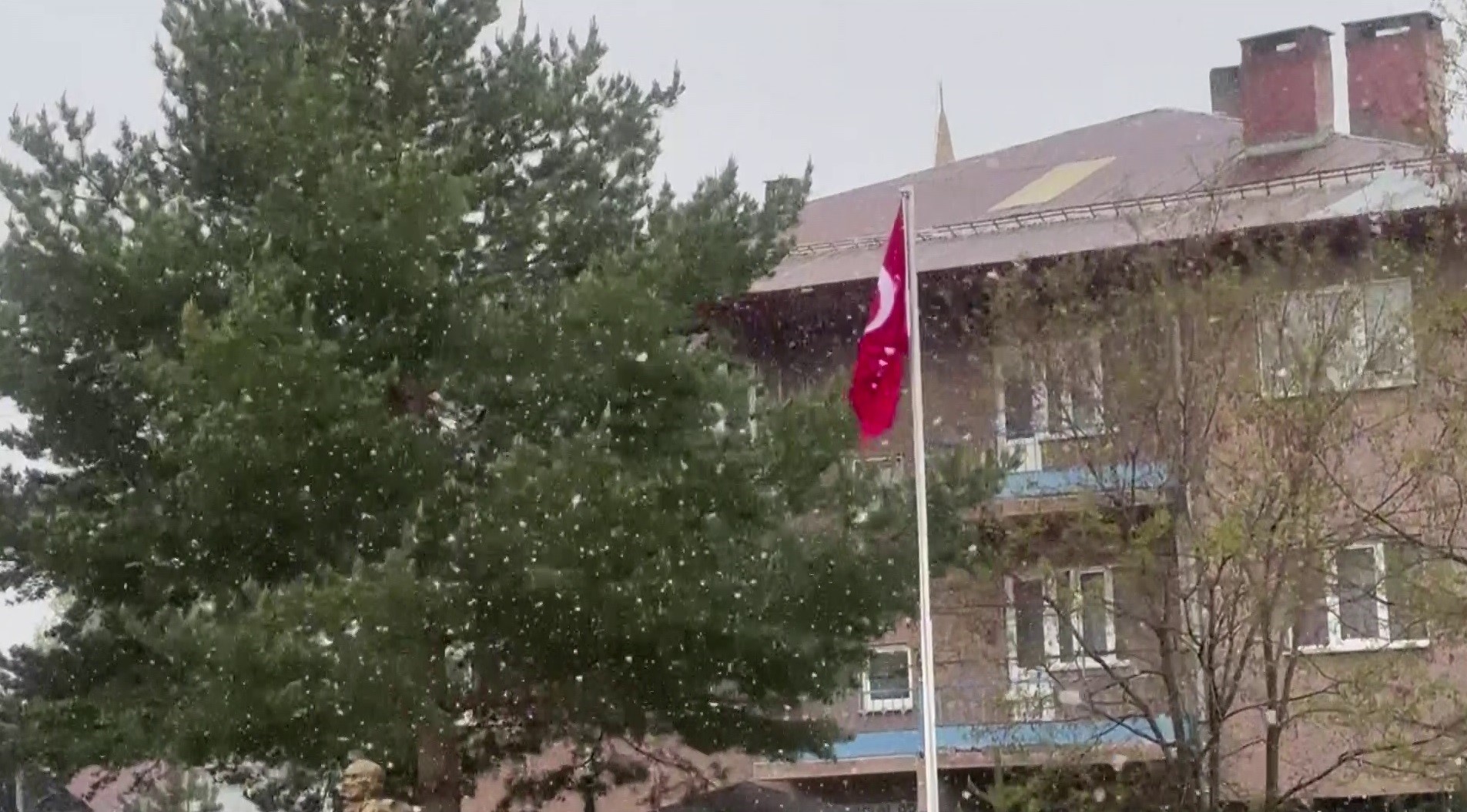 Mevsimler şaşırdı! Mayıs ayında o, ilde resmen lapa lapa kar yağdı!