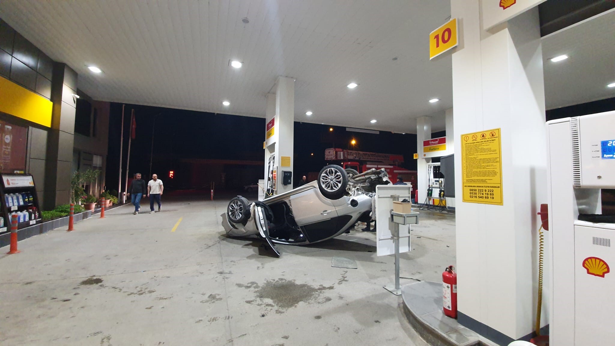 Benzin istasyonunuda faciadan kıl payı kurtuldu! Kaza yapan araç takla atarak benzinliğe böyle girdi...