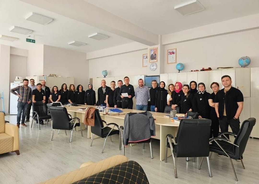 Öldürülen okul müdürü için derse girmediler! ‘Eğitimciye Şiddete Hayır’ sloganları attılar!