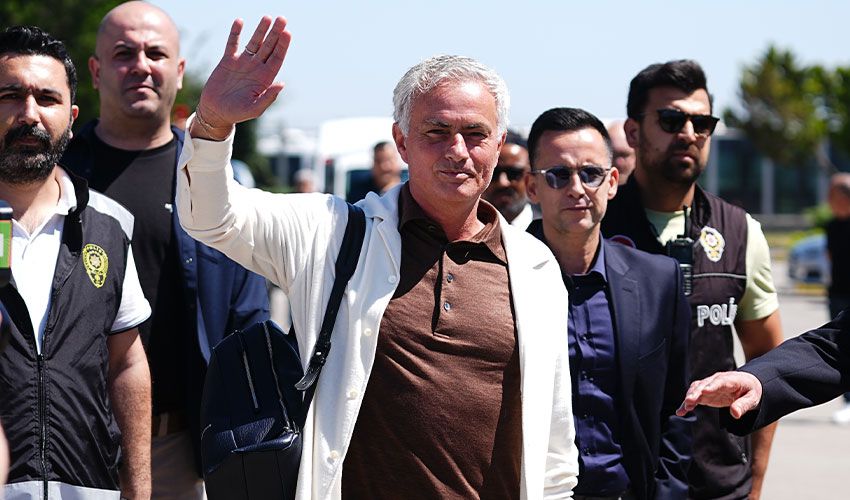 Dünyaca ünlü teknik direktör Jose Mourinho, Fenerbahçe'ye imza atmak İstanbul'a geldi!