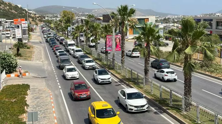 Bayram trafiğinde uzun kuyruk! Bayram ve Yaz tatilini birleştiren vatandaş Turistik bölgelere akın etti!