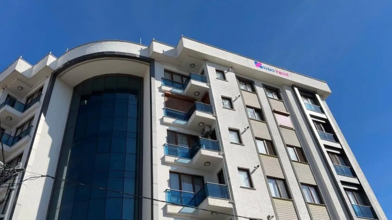 Pendik’te akıl almaz olay! 40 günlük bebeği apartmanın 6. katından aşağı attı!